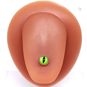 Détail macro d'un piercing de langue en acier avec iris œil de chat vert sur modèle silicone