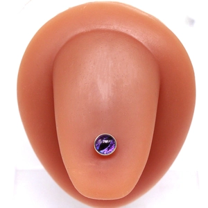 Macro de piercing de langue en acier inoxydable avec motif œil de chat violet sur modèle