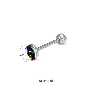 Détail d'un piercing de langue en acier inoxydable avec boule motif nébuleuse de 7 mm