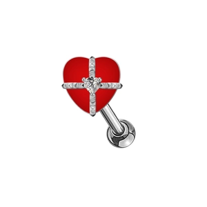Dettaglio di piercing all'ombelico a cuore rosso con croce d'argento e gemma di zircone