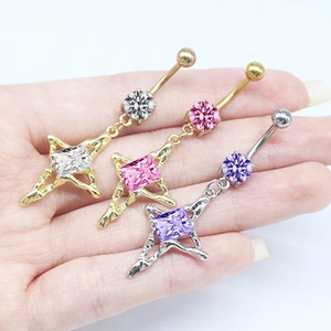 Detailansicht der Herz- und Stern-Bauchnabelpiercings mit rosa und lila Zirkonsteinen