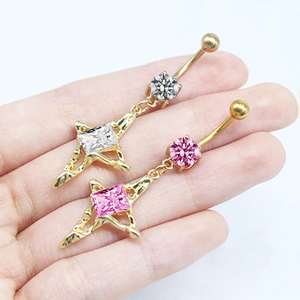 Detail von sternförmigen Bauchnabelpiercings mit rosa und klaren Zirkon-Kristallen in Gold