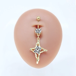 Detailansicht eines goldenen Bauchnabelpiercings mit Zirkoniasteinen im Sternenrahmen