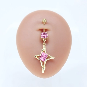 Detail eines goldenen Bauchnabelpiercings mit rosa Edelstein und Sternanhänger am Modell