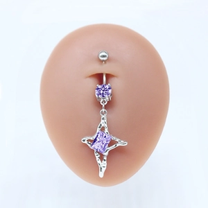 Detailansicht silberner Bauchnabelpiercing mit violettem Sternanhänger am Silikonmodell