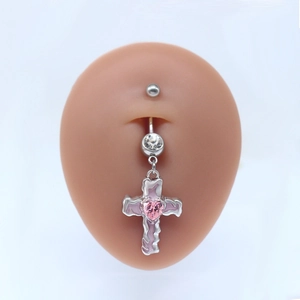 Piercing de nombril croix avec gemme cœur rose et émail sur modèle en silicone