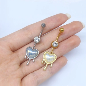 Détails de piercings de nombril en forme de cœur fluide avec accents de zircone