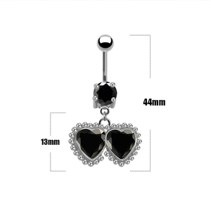 Detailansicht Bauchnabelpiercing mit schwarzen Herz-Kristallen und Maßen von 44mm Länge