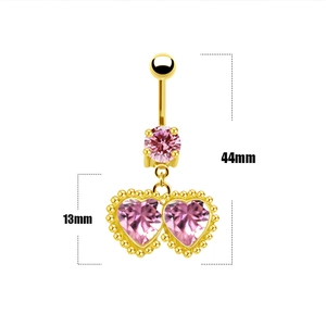 Detailansicht des rosa Herz-Bauchnabelpiercings mit 44mm Länge und Gold-Finish