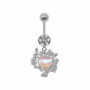 Nahaufnahme von Herz-Bauchnabelpiercing mit Opal-Anhänger und silbernem Blumenrahmen