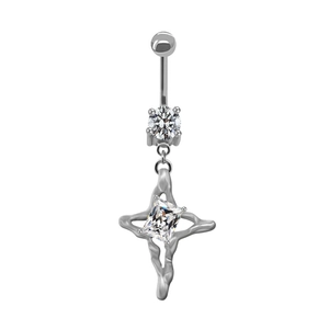 Detailansicht des silbernen Bauchnabelpiercings mit Kreuzstern und rechteckigem Zirkon