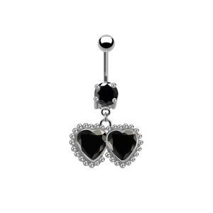 Makro-Detail des silbernen Bauchnabelpiercings mit schwarzen Herzanhängern und Perlenrand