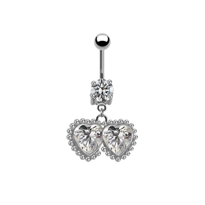 Detailansicht Bauchnabelpiercing mit doppelten herzförmigen Zirkonia-Kristallen