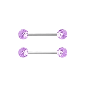 Dettaglio di piercing al capezzolo color argento con sfere glitter viola su sfondo bianco