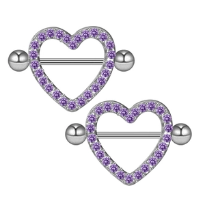 Dettaglio dei gioielli per capezzoli a cuore in acciaio lucido con cristalli viola