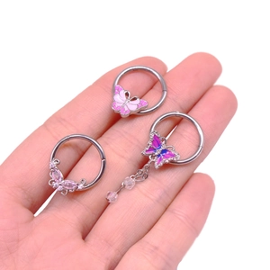 Detailansicht von drei Schmetterlings-Piercingringen mit rosa Emaille und Zirkonia