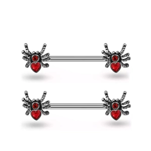 Makro-Detail von Gothic Spinne Nippelpiercings mit roten herzförmigen Kristallen
