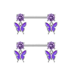 Dettaglio di piercing al capezzolo in argento con pietre viola e farfalle glitterate