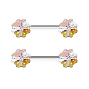 Detail von Kleeblatt-Brustpiercings mit schimmernder AB-Kristallbeschichtung auf poliertem Stab