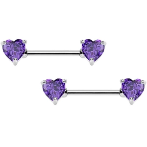 Dettaglio di piercing per capezzoli in argento con gemme viola a forma di cuore su bianco
