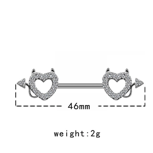 Detailweergave van duivelshart tepelpiercing met kristallen en maatvoering 46mm
