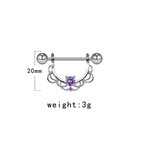 Dettaglio macro di piercing per capezzoli in argento con zircone viola e design a U