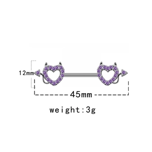 Dettaglio dei piercing capezzolo cuore del diavolo con zirconi viola, misura 12 mm per 45 mm