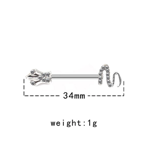 Detail van zilveren tepelpiercing met zirkonia hart en slangontwerp 34mm lengte staafje