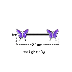Dettaglio dei piercing per capezzoli a farfalla viola con lunghezza 31mm e 8mm