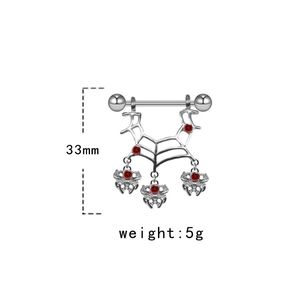 Detailansicht silbernes Spinnennetz-Brustpiercing mit rotem Edelstein und 33mm Anhänger