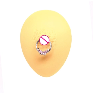 Detailansicht eines rosa Zirkonia-Schmetterlings-Nippelpiercings an einem Silikonmodell