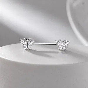 Macro-opname van vlinder tepelpiercings met fonkelende kristallen en chirurgisch staal