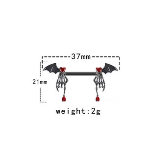 Detailansicht Gothic Nippel-Piercing mit Fledermausflügeln und rotem Kristall 37x21mm