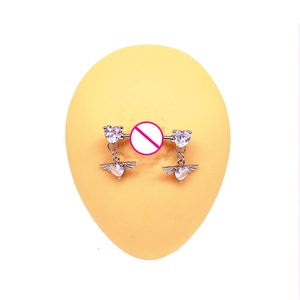 Detail van zilveren hartvleugel tepelpiercings met witte zirkoon op een siliconen model