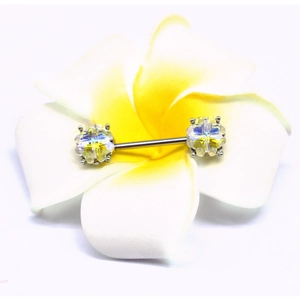 Funkelndes Nippelpiercing mit schillernden Kristallen auf einer Frangipani-Blüte