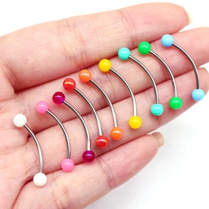 Détail de 9 piercings de langue en acrylique coloré tenus à la main avec perles vibrantes