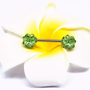 Nippelpiercing aus Chirurgenstahl mit grünen Kleeblatt-Kristallen auf einer Frangipani