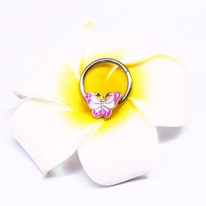 Chirurgenstahl Schmetterling Nippelring mit rosa Emaille auf einer Plumeria Blume