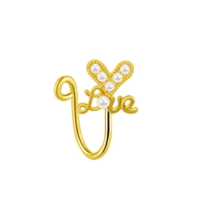 Detailansicht eines goldenen U-Nasenrings mit Perlenherz und Love-Schriftzug-Verzierung