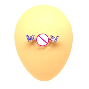Dettaglio del piercing capezzolo con farfalla viola su un espositore in silicone