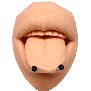 Vue détaillée d'un piercing de langue en acrylique noir sur un modèle de langue en silicone