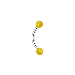 Détail d'un piercing courbé argenté avec deux billes acryliques jaune nacré