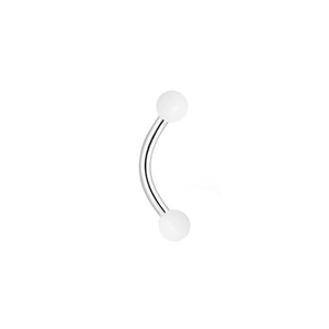 Détail macro d'un piercing de langue courbé en acrylique avec barre métal et boules blanches