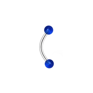 Gros plan d'un piercing courbe en acier inoxydable avec billes en acrylique bleu foncé