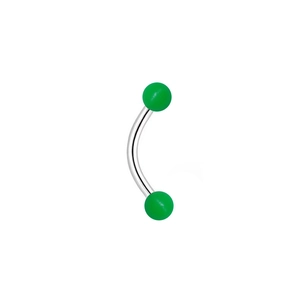 Détail d'un piercing incurvé en acier avec des boules en acrylique vert vif
