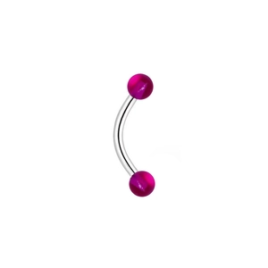 Détail d'un piercing incurvé argenté avec deux perles acryliques magenta translucides