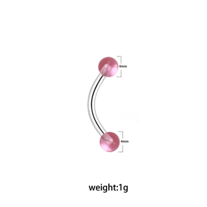 Détail du piercing d'arcade avec bille rose UV 4mm et barre courbe en acier inoxydable