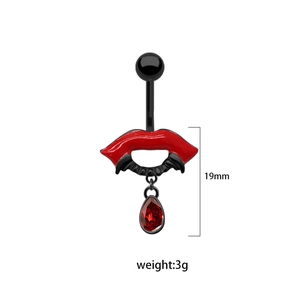 Detail von Gothic Fledermausflügel Bauchnabelpiercing mit roten Lippen und Tropfenstein
