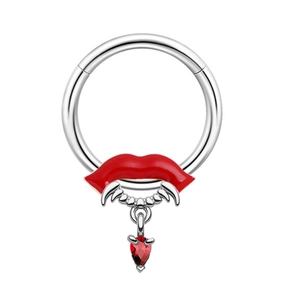 Detail eines silbernen Nasenrings mit roten Vampirlippen und Herz-Zirkon-Anhänger