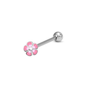 Détail d'un piercing de langue avec fleur en émail rose et bille en acier poli